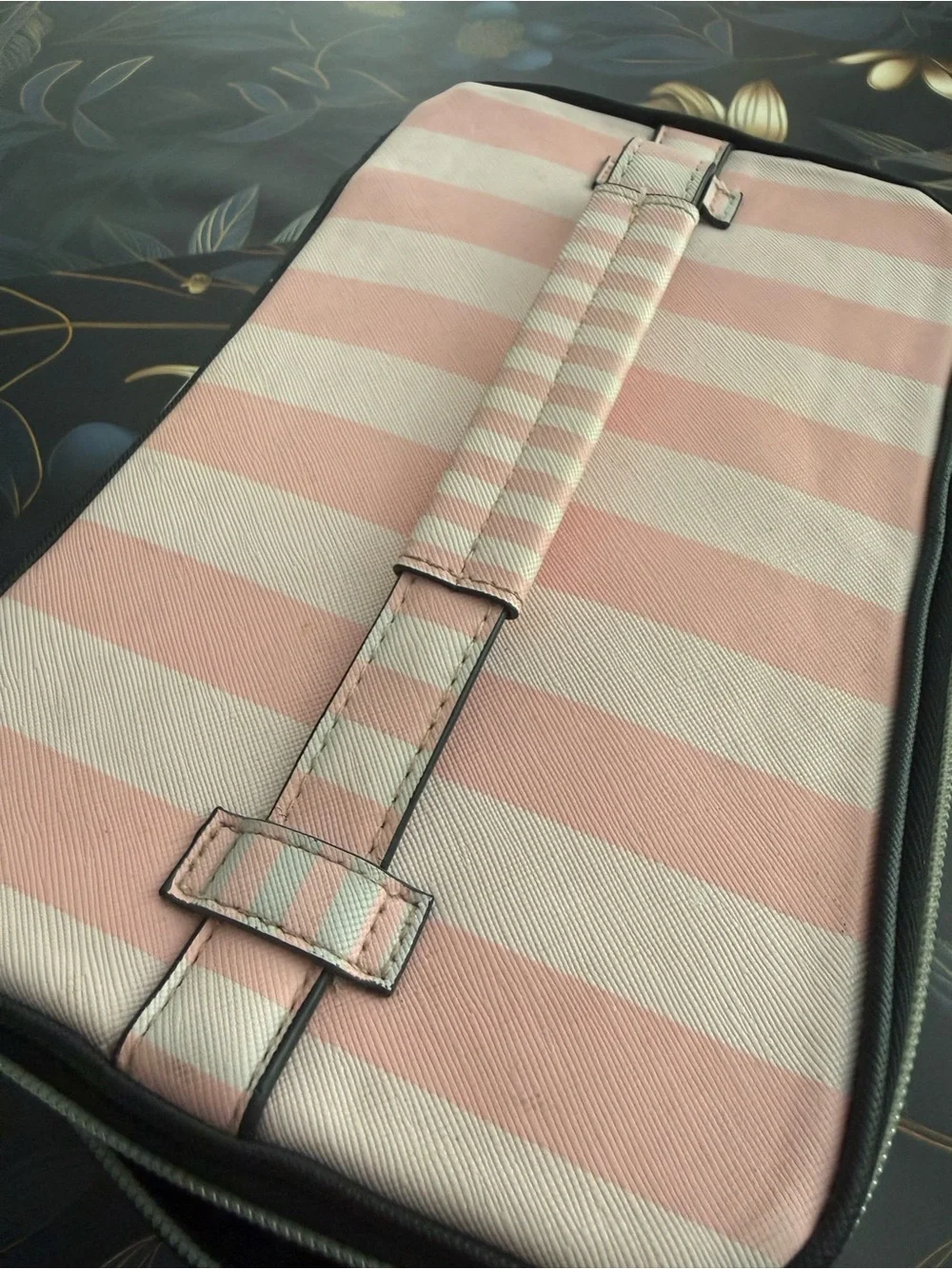 🩷🤍 Victoria’s Secret Cosmetics Case. Excellent condition!